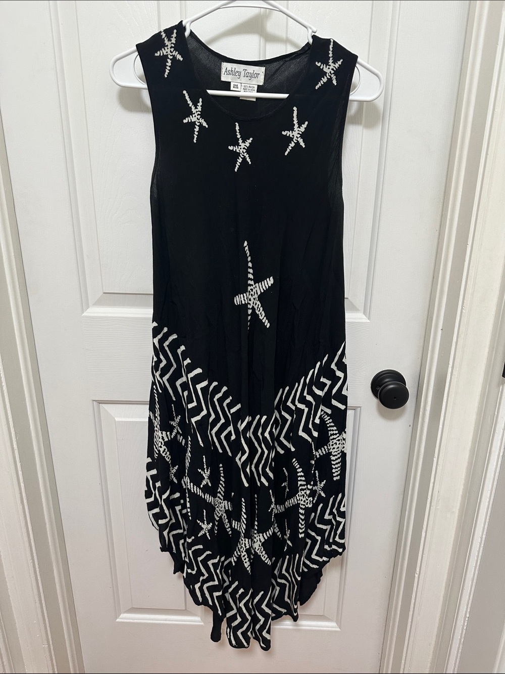 0195 Ashley Taylor Black and White Asymmetrical Starprint Dress one size